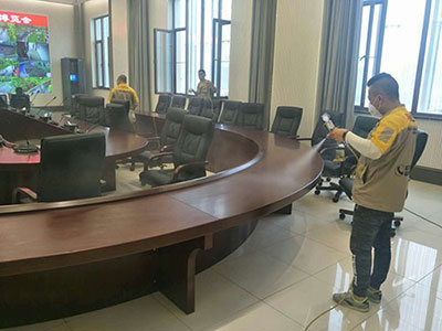 乾港集團的施工師傅們正在進行除甲醛施工 乾港集團的施工師傅們正在進行除甲醛施工